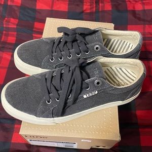 Taos sneakers in a light grey canvas